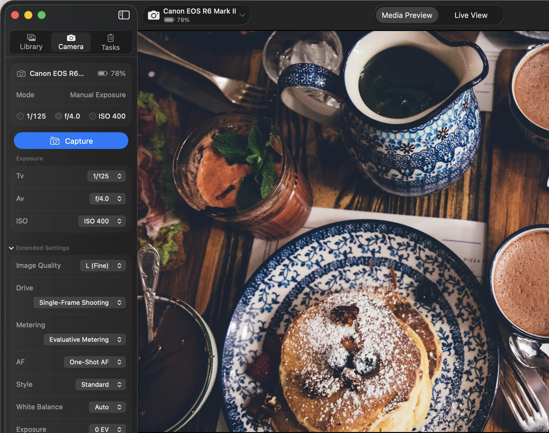 DSLR Assistant's Camera panel with aperture, shutter speed, ISO and white balance controls next to the live preview